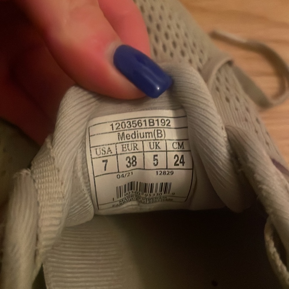 Running shoes - Picture 3 of 4